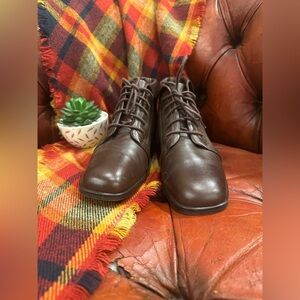 NWOT Liz Baker Boots Women’s Ankle Booties DARK BRIEN Leather Round Toe Lace-Up